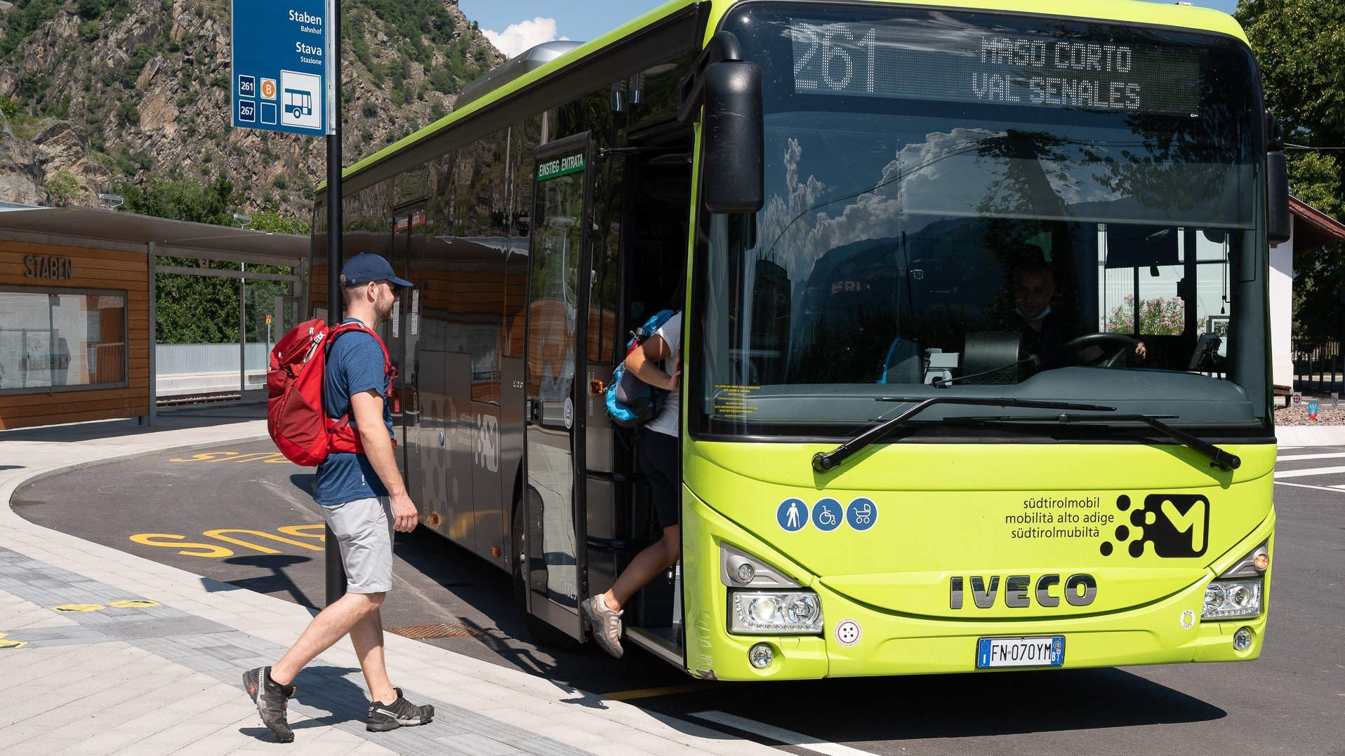 Escursionisti salgono sull'autobus