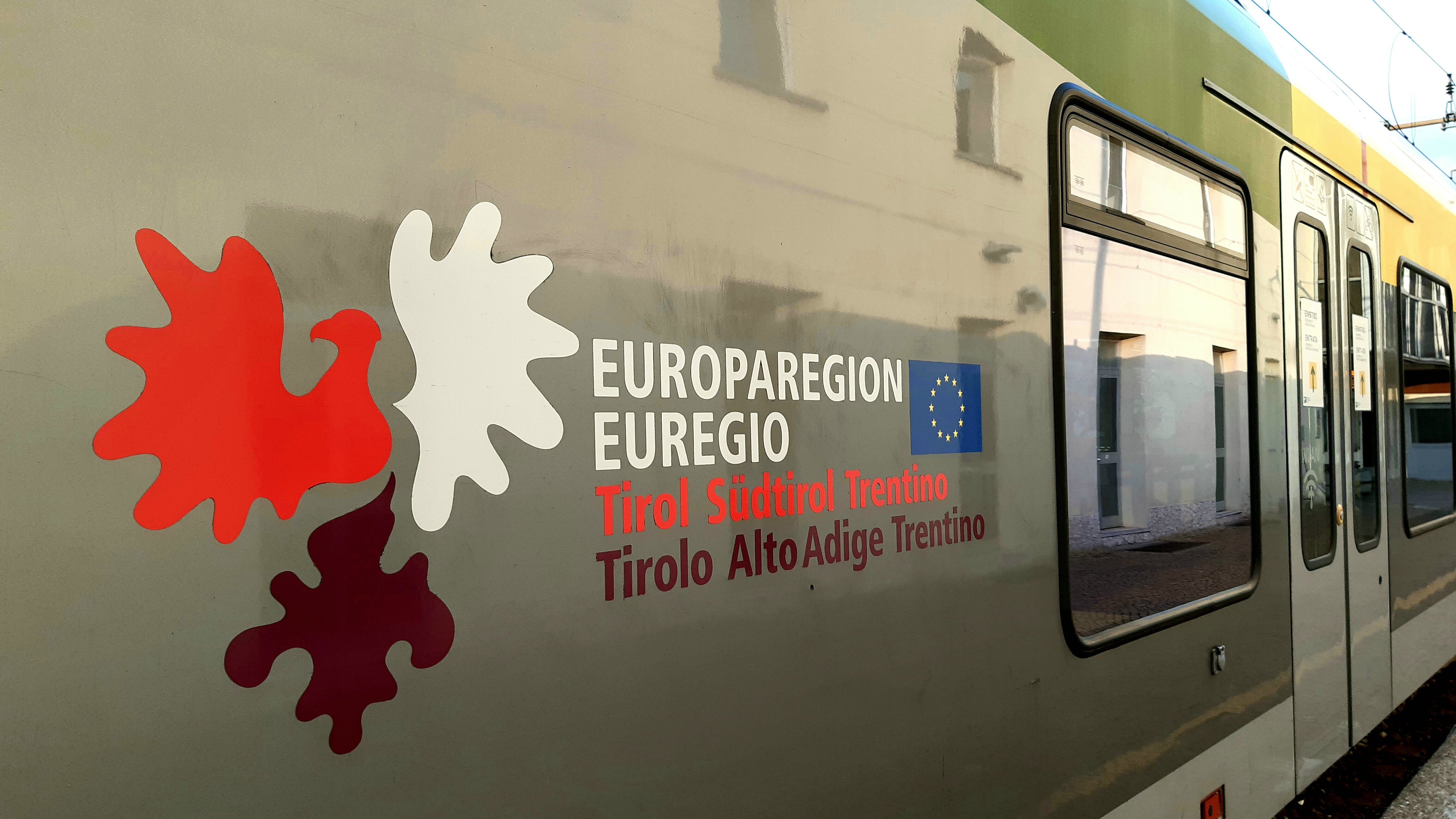 Treno "Flirt" con il logo dell'Euregio