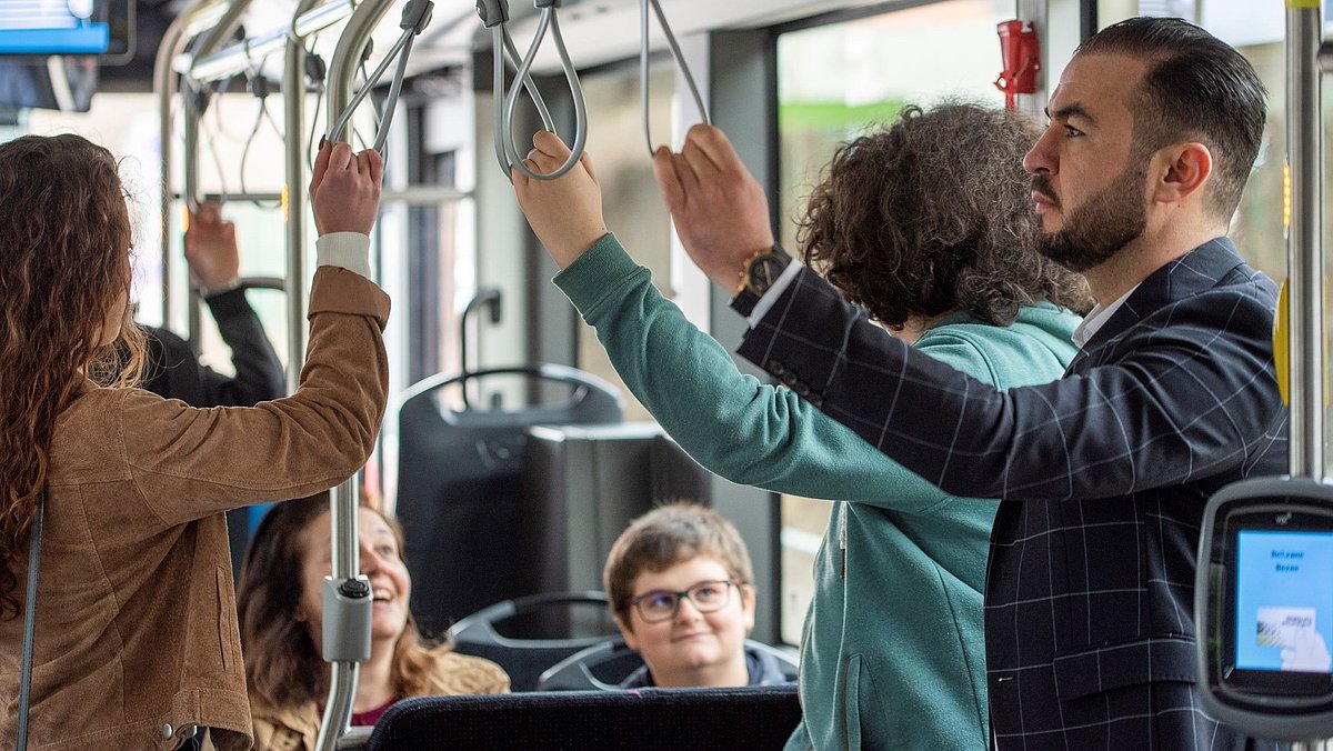 Alcuni passeggeri sull'autobus