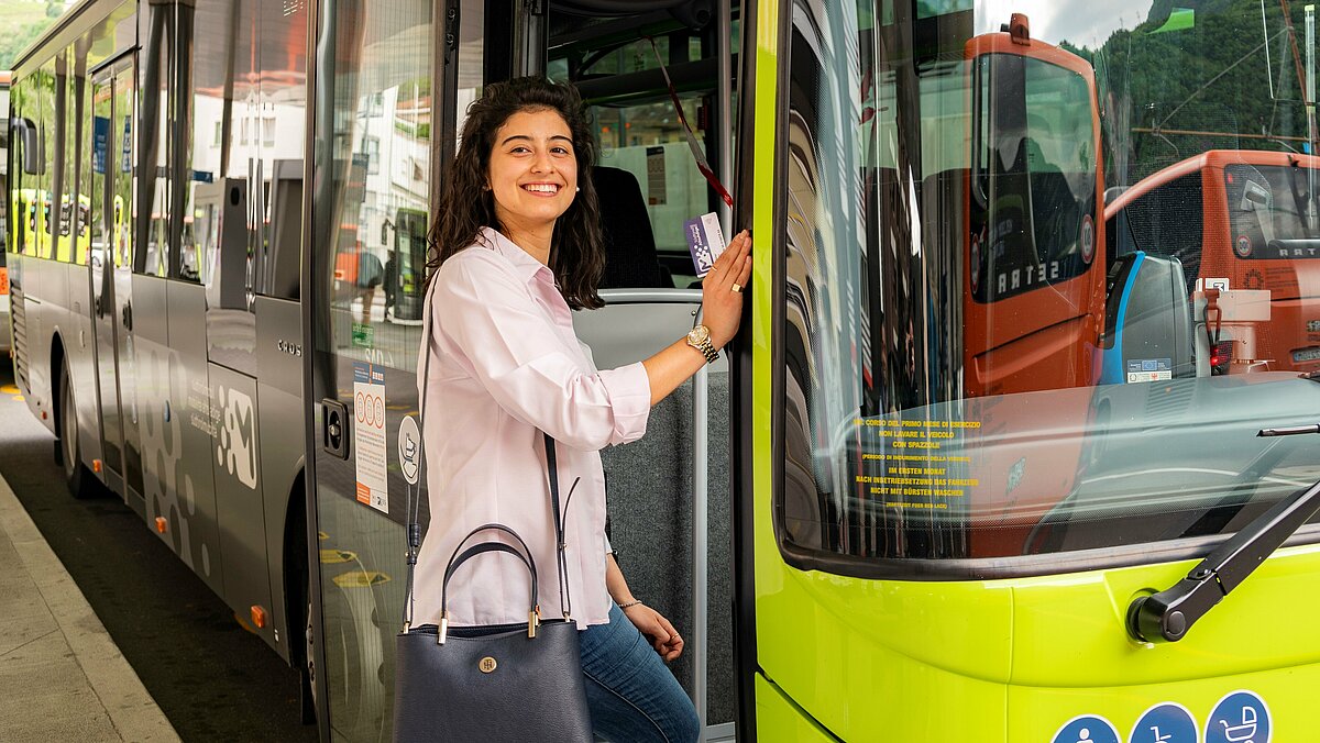 Una giovane donna sta salendo sull'autobus