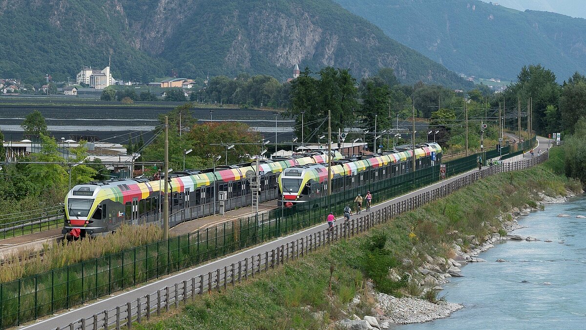 Zwei Züge auf der Bahnlinie Meran-Bozen