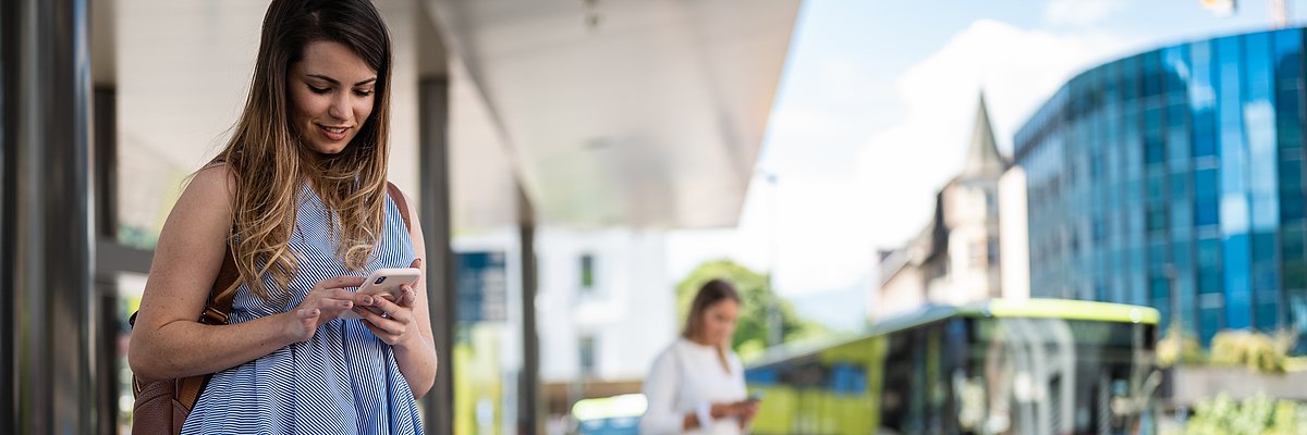 Studentessa alla fermata del bus