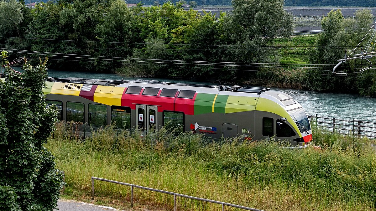 Ein Zug auf der Meraner Bahnlinie