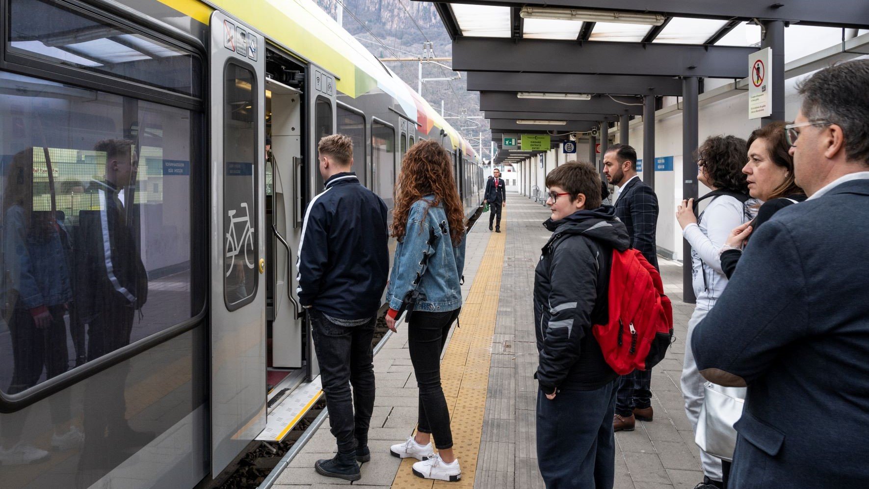 I passeggeri stanno per salire sul treno