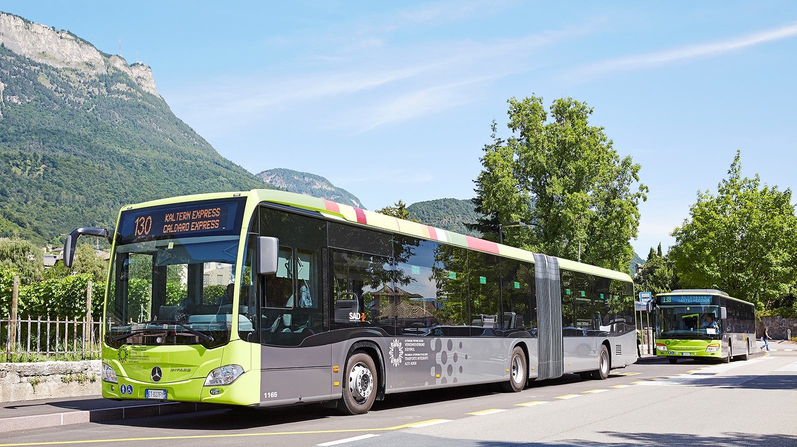 Due autobus a Caldaro, piazza Rottenburg