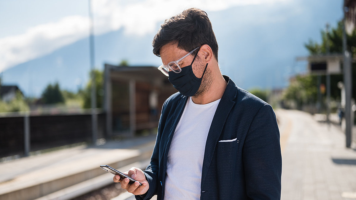 Un passeggero sta aspettando il treno