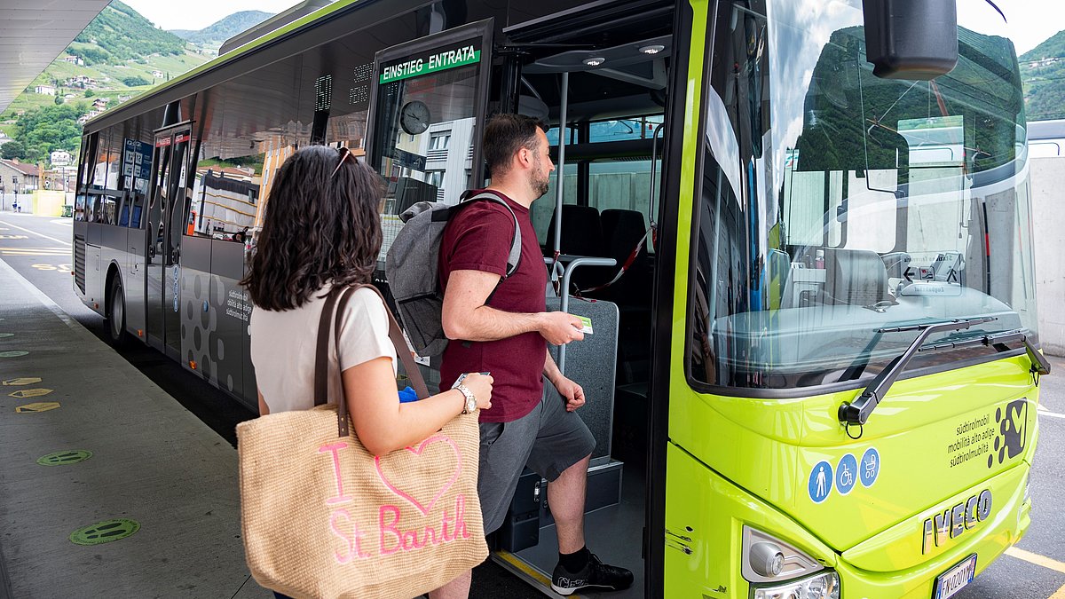 Due passeggeri salgono sull'autobus