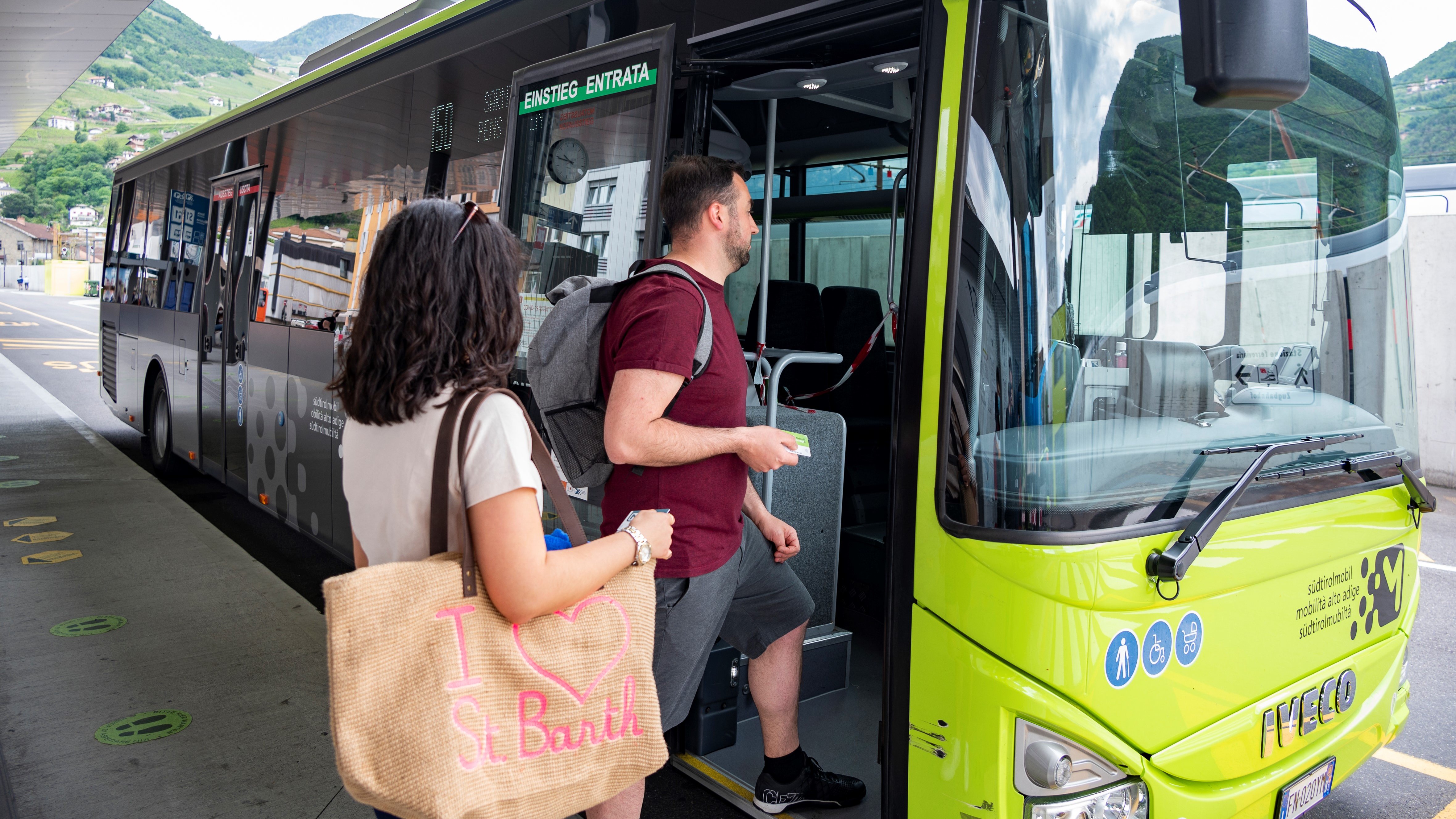 Due passeggeri salgono sull'autobus