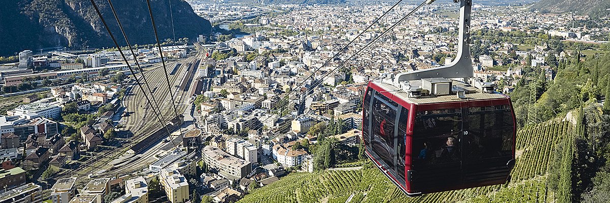 Cabina della funivia del Renon in discesa, con vista panoramica su Bolzano.