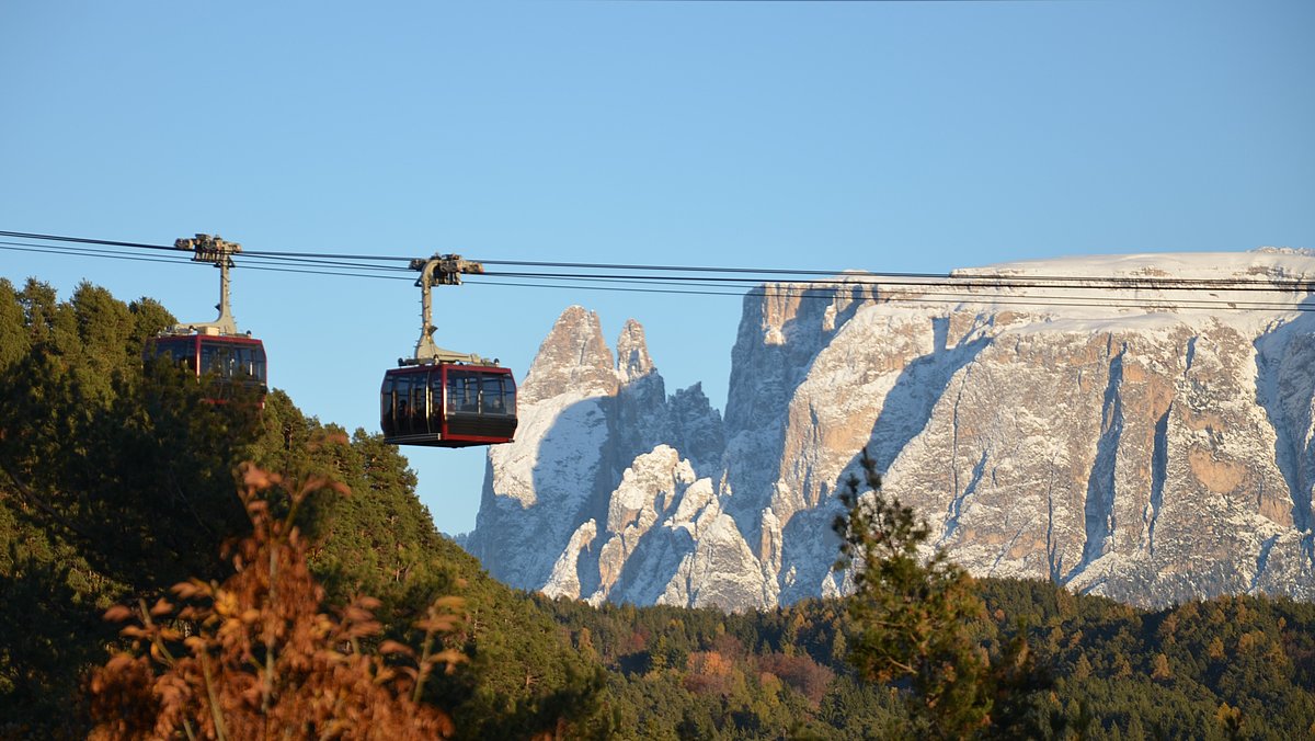 Die Rittner Seilbahn, im Hintergrund der Schlern