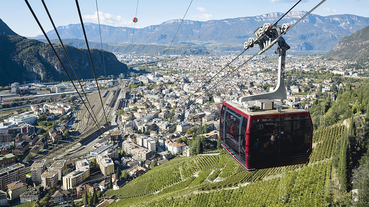 Cabina della funivia del Renon in discesa, con vista panoramica su Bolzano.