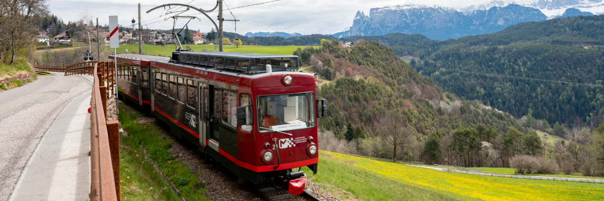 Trenino del Renon e montagne sullo sfondo