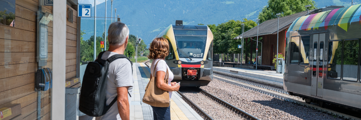 Touristen am Bahnhof